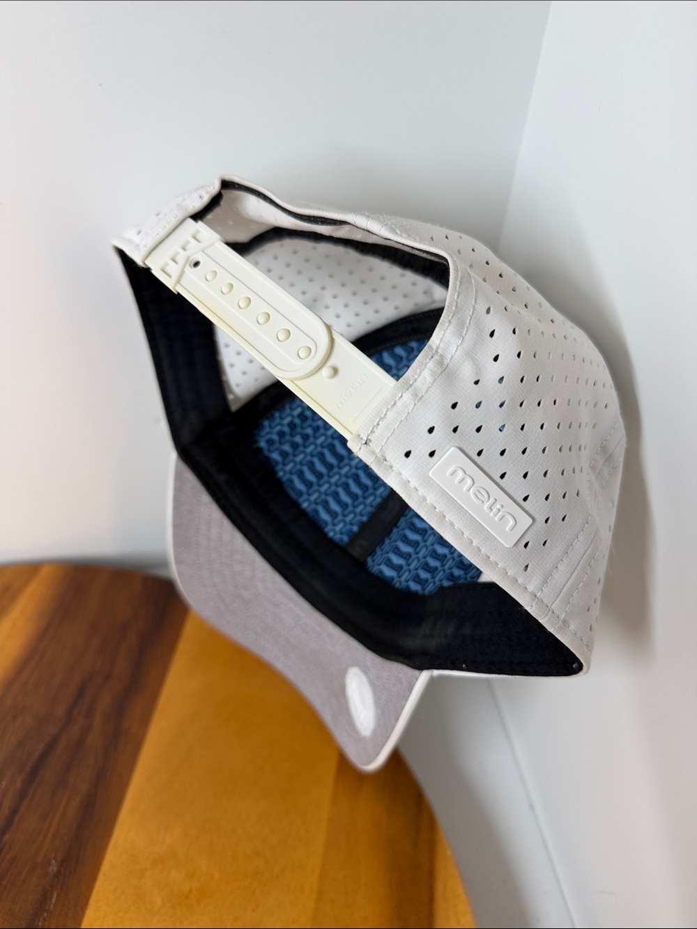 Melin white A-Game Hydro hat, clean, size CL,
Minor stains and discoloration. - Picture 8 of 14